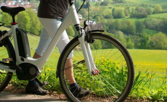 Zu sehen ist das Beitragsbild 1 zum Thema: E-Bike Mittelmotor vs Hinterradmotor