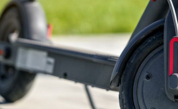 Zu sehen ist das Beitragsbild 1 zum Thema: E-Scooter mit hoher Reichweite