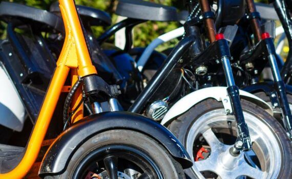 Zu sehen ist das Beitragsbild 1 zum Thema: E-Scooter mit Sitz Ratgeber