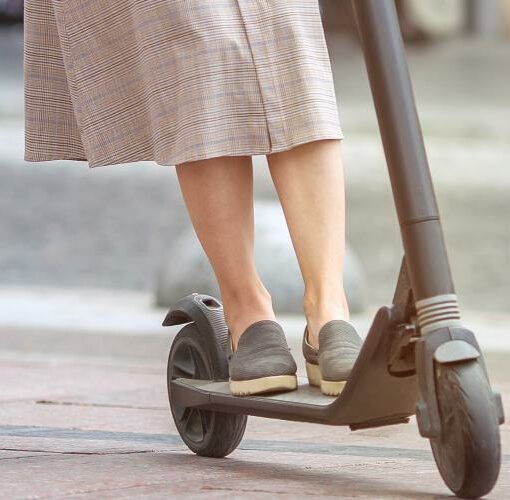 Zu sehen ist das Beitragsbild 1 zum Thema: Elektro Roller für Erwachsene Ratgeber