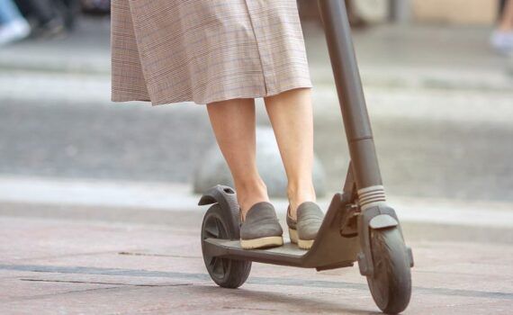 Zu sehen ist das Beitragsbild 1 zum Thema: Elektro Roller für Erwachsene Ratgeber