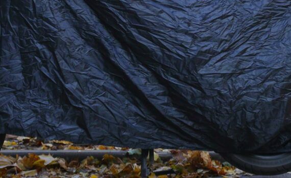 Zu sehen ist das Beitragsbild 1 zum Thema: Elektro Scooter Abdeckung & Regenschutz