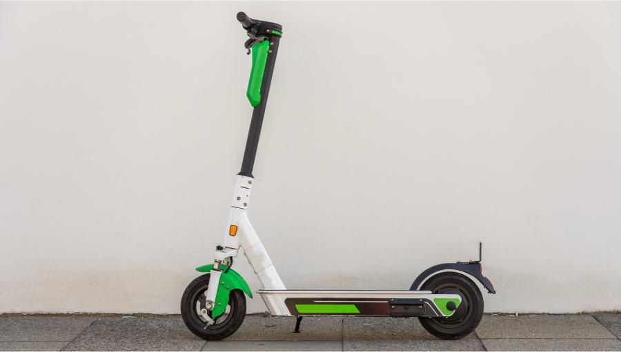 Zu sehen ist das Beitragsbild 3 zum Thema: Elektro Scooter mit Wechselakku