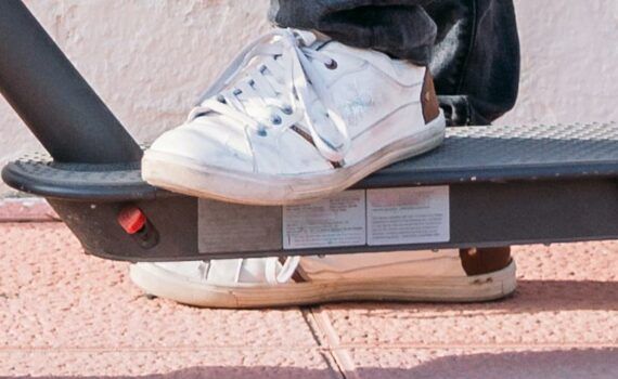 Zu sehen ist das Beitragsbild 1 zum Thema: Elektroroller kaufen Tipps