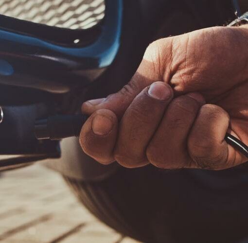 Zu sehen ist das Beitragsbild 1 zum Thema: Elektroroller richtig laden Tipps