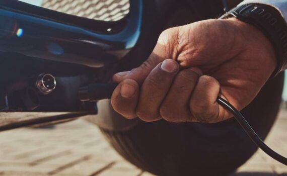 Zu sehen ist das Beitragsbild 1 zum Thema: Elektroroller richtig laden Tipps