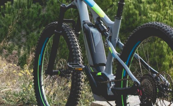 Zu sehen ist das Beitragsbild 1 zum Thema: Gravel E-Bike Ratgeber (Cross E-Bike)