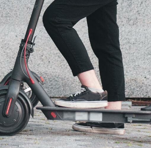 Zu sehen ist das Beitragsbild 1 zum Thema: Günstige E-Scooter: Die besten auf einen Blick