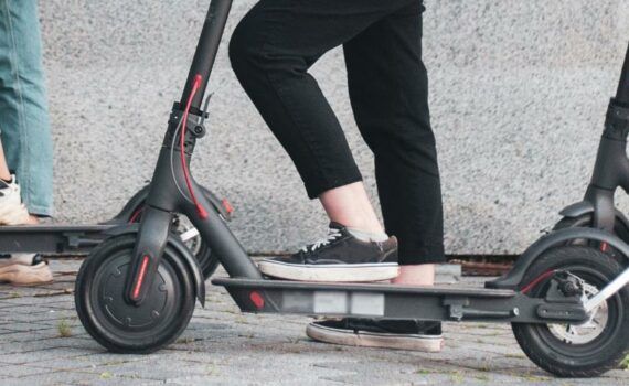 Zu sehen ist das Beitragsbild 1 zum Thema: Günstige E-Scooter: Die besten auf einen Blick