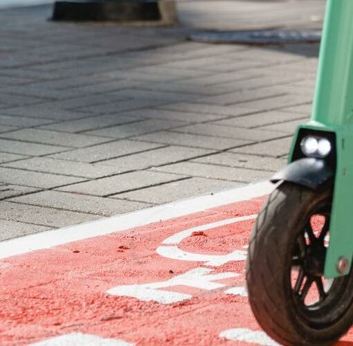 Zu sehen ist das Beitragsbild 1 zum Thema: Mit E-Scooter auf Bürgersteig fahren