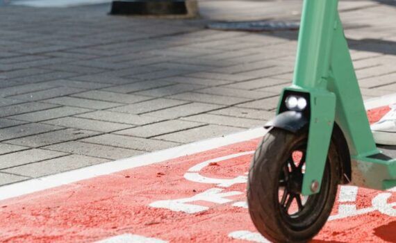 Zu sehen ist das Beitragsbild 1 zum Thema: Mit E-Scooter auf Bürgersteig fahren